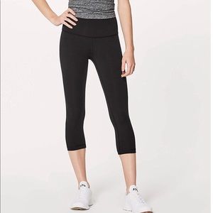 Lululemon cropped black wunder unders